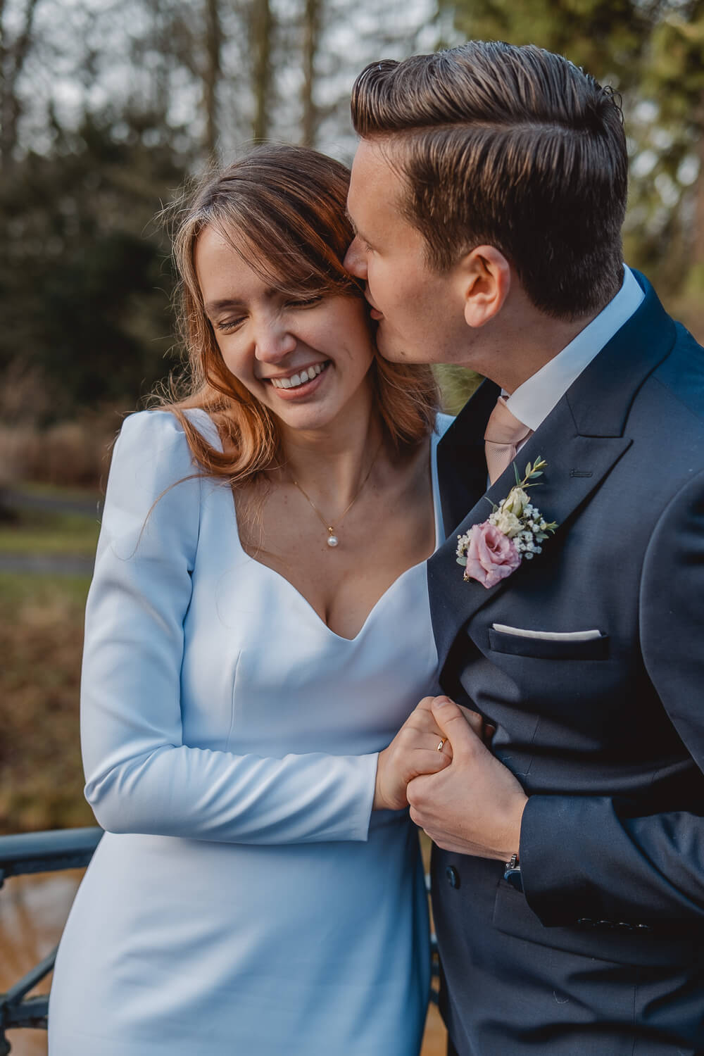 Hochzeitsfotograf Bremen Hochzeitsfotos Hochzeitsfotografie Hochzeitsfotografin Oldenburg Niedersachsen Achim Verden Oyten Lilienthal Bremerhaven Weyhe Stuhr Delmenhorst Ganderkesee Osterholz-Scharmbeck Lemwerder Walsrode Winterhochzeit Brautpaar Fotoshooting